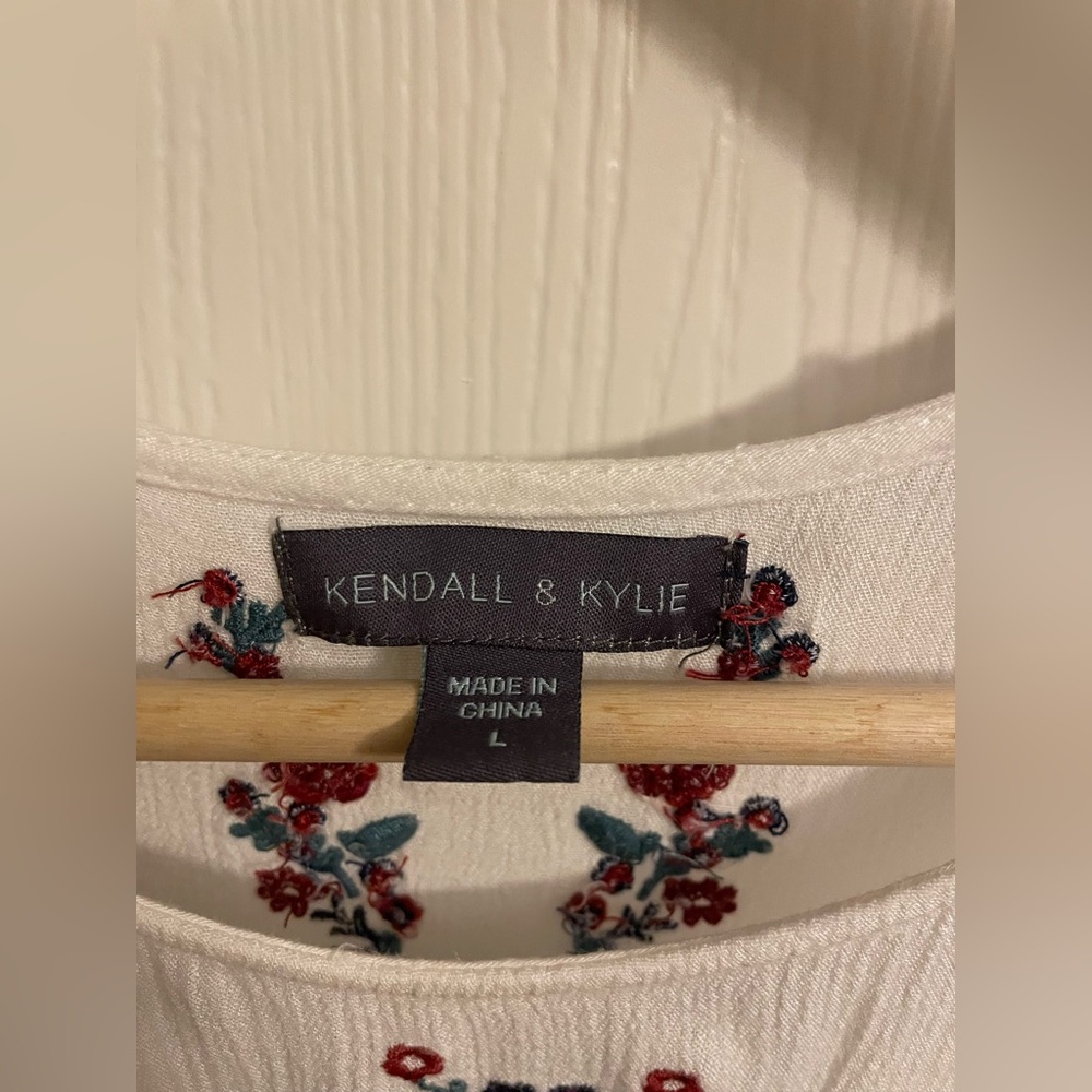 Kendal and Kylie white tank top with floral embroidery women’s size large - Picture 2 of 3